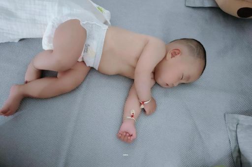 防城港宝宝脚心出汗怎么回事